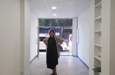 Así era antes el espacio. El 9 de octubre se cumple un año desde que abrí las puertas de mi sala de masajes, un espacio que nació de una casualidad, un sueño, de un reto y de una certeza: que sanar es mucho más que aliviar el cuerpo físico. En este tiempo he comprobado que el trabajo holístico es más potente y profundo de lo que muchas personas imaginaban. Mi forma de acompañar no se limita al masaje físico: yo escucho a los cuerpos, apapacho el alma y también trabajo con la energía. Y es ahí donde ocurre la verdadera transformación, porque somos mucho más que materia, y cuando se atienden todos los planos, la sanación llega de manera integral. He visto cómo quienes se entregan a esta experiencia descubren nuevas formas de sentirse bien: algunos encuentran alivio en sus dolores físicos, otros claridad mental, serenidad emocional o un despertar espiritual. Cada cuerpo habla distinto, y yo estoy aquí para escucharlo. Hoy quiero dar las gracias: ✨ A quienes confiaron en mí sin saber muy bien qué iban a encontrar. ✨ A quienes me recomiendan en diferentes idiomas y comparten su experiencia. Este primer año ha sido un viaje intenso, hermoso y lleno de aprendizajes. Me siento feliz y orgullosa de haber sostenido este espacio, de haber acompañado tantas historias y de confirmar que este camino es el mío. Con el corazón abierto, espero seguir compartiendo muchos años más de cuidado, escucha y sanación profunda.