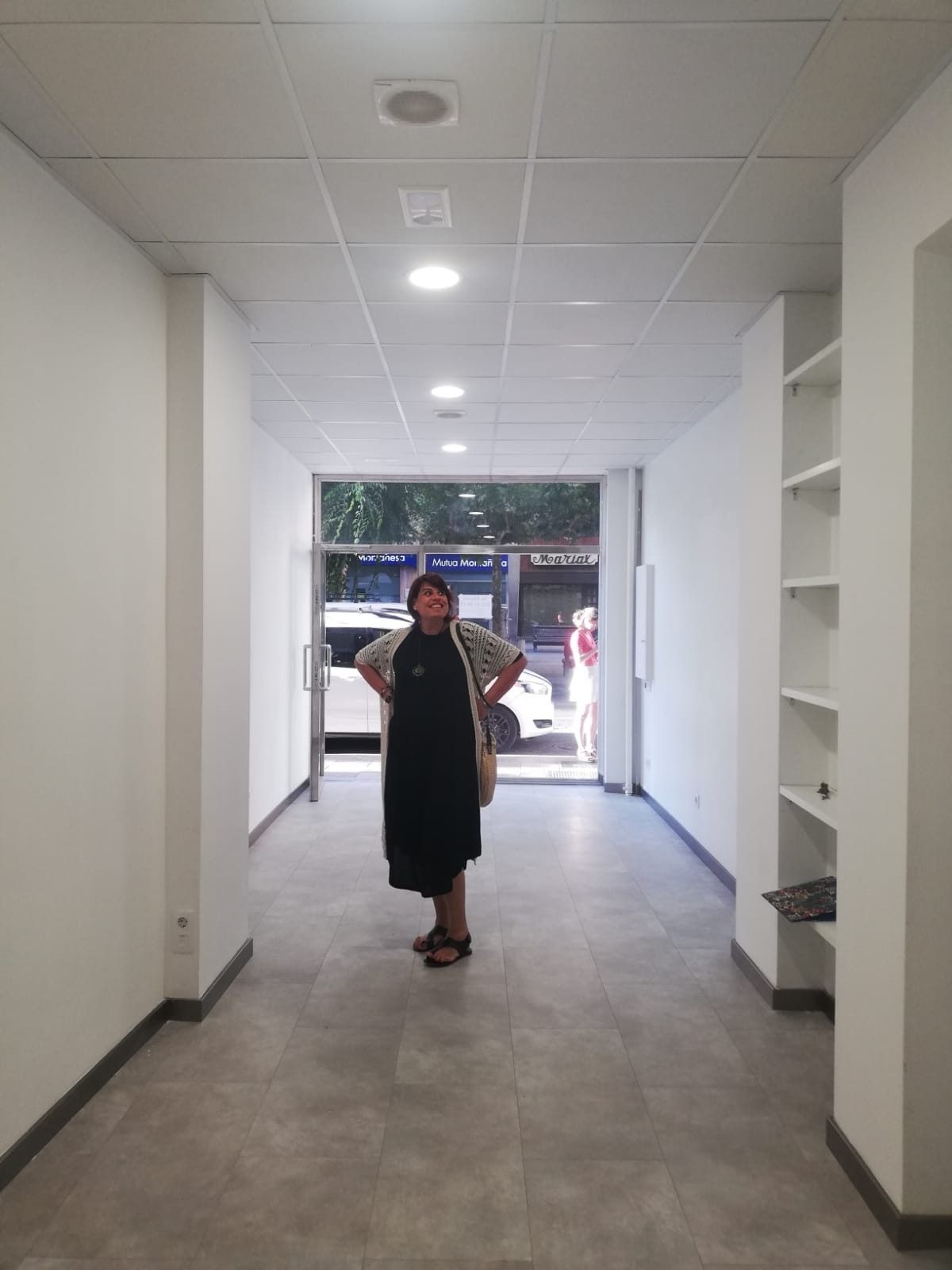 Así era antes el espacio. El 9 de octubre se cumple un año desde que abrí las puertas de mi sala de masajes, un espacio que nació de una casualidad, un sueño, de un reto y de una certeza: que sanar es mucho más que aliviar el cuerpo físico. En este tiempo he comprobado que el trabajo holístico es más potente y profundo de lo que muchas personas imaginaban. Mi forma de acompañar no se limita al masaje físico: yo escucho a los cuerpos, apapacho el alma y también trabajo con la energía. Y es ahí donde ocurre la verdadera transformación, porque somos mucho más que materia, y cuando se atienden todos los planos, la sanación llega de manera integral. He visto cómo quienes se entregan a esta experiencia descubren nuevas formas de sentirse bien: algunos encuentran alivio en sus dolores físicos, otros claridad mental, serenidad emocional o un despertar espiritual. Cada cuerpo habla distinto, y yo estoy aquí para escucharlo. Hoy quiero dar las gracias: ✨ A quienes confiaron en mí sin saber muy bien qué iban a encontrar. ✨ A quienes me recomiendan en diferentes idiomas y comparten su experiencia. Este primer año ha sido un viaje intenso, hermoso y lleno de aprendizajes. Me siento feliz y orgullosa de haber sostenido este espacio, de haber acompañado tantas historias y de confirmar que este camino es el mío. Con el corazón abierto, espero seguir compartiendo muchos años más de cuidado, escucha y sanación profunda.