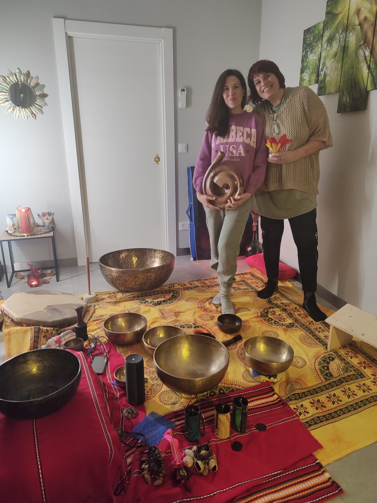 🌕 Repetimos el llamado 🌕 Bajo la energía de la Luna de Nieve, volvemos a reunirnos en círculo.⭕ Esta luna invita a la calma a escuchar y sentir, a soltar lo que pesa y a recuperar claridad interior. Por segunda vez ante el exito sanador del 3 de enero, abrimos el espacio de Viaje Sonoro con grandes cuencos tibetanos que transmiten a tu cuerpo frecuencias elevadas que ordenan todos tus campos. Sus sonidos binaurales sincronizan tus ondas cerebrales, deteniendo de esta manera el ruido mental. Porque cuando el alma está lista, reconoce el sonido que la convoca. ✨ Conexión ✨ ✨Claridad ✨ Introspección✨ Tres puertas que se abren con la vibración, el silencio y la presencia. 1 de febrero – 11:11 Un momento portal para entrar en el mes desde el cuerpo, el ❤️ y la verdad interna. Este no es un concierto. Es un viaje hacia dentro. Un espacio íntimo para dejar caer capas, escuchar el pulso interno y permitir que la energía se reordene. Si sientes el llamado, es para ti. Los cuencos no suenan por casualidad 🌿 📍 C/ Renueva 31 · León 🌊 Facilita: Agua Viva Reservas: Beatriz Alija · 606 14 51 53