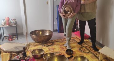 🌕 Repetimos el llamado 🌕 Bajo la energía de la Luna de Nieve, volvemos a reunirnos en círculo.⭕ Esta luna invita a la calma a escuchar y sentir, a soltar lo que pesa y a recuperar claridad interior. Por segunda vez ante el exito sanador del 3 de enero, abrimos el espacio de Viaje Sonoro con grandes cuencos tibetanos que transmiten a tu cuerpo frecuencias elevadas que ordenan todos tus campos. Sus sonidos binaurales sincronizan tus ondas cerebrales, deteniendo de esta manera el ruido mental. Porque cuando el alma está lista, reconoce el sonido que la convoca. ✨ Conexión ✨ ✨Claridad ✨ Introspección✨ Tres puertas que se abren con la vibración, el silencio y la presencia. 1 de febrero – 11:11 Un momento portal para entrar en el mes desde el cuerpo, el ❤️ y la verdad interna. Este no es un concierto. Es un viaje hacia dentro. Un espacio íntimo para dejar caer capas, escuchar el pulso interno y permitir que la energía se reordene. Si sientes el llamado, es para ti. Los cuencos no suenan por casualidad 🌿 📍 C/ Renueva 31 · León 🌊 Facilita: Agua Viva Reservas: Beatriz Alija · 606 14 51 53