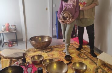 🌕 Repetimos el llamado 🌕 Bajo la energía de la Luna de Nieve, volvemos a reunirnos en círculo.⭕ Esta luna invita a la calma a escuchar y sentir, a soltar lo que pesa y a recuperar claridad interior. Por segunda vez ante el exito sanador del 3 de enero, abrimos el espacio de Viaje Sonoro con grandes cuencos tibetanos que transmiten a tu cuerpo frecuencias elevadas que ordenan todos tus campos. Sus sonidos binaurales sincronizan tus ondas cerebrales, deteniendo de esta manera el ruido mental. Porque cuando el alma está lista, reconoce el sonido que la convoca. ✨ Conexión ✨ ✨Claridad ✨ Introspección✨ Tres puertas que se abren con la vibración, el silencio y la presencia. 1 de febrero – 11:11 Un momento portal para entrar en el mes desde el cuerpo, el ❤️ y la verdad interna. Este no es un concierto. Es un viaje hacia dentro. Un espacio íntimo para dejar caer capas, escuchar el pulso interno y permitir que la energía se reordene. Si sientes el llamado, es para ti. Los cuencos no suenan por casualidad 🌿 📍 C/ Renueva 31 · León 🌊 Facilita: Agua Viva Reservas: Beatriz Alija · 606 14 51 53